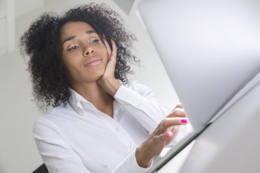 Afrika'dan sıkılmış ofis çalışanı