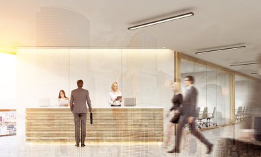 Adam konuşmaya resepsiyonistler Office, foreg içinde gökdelenler