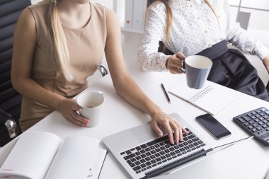 İki Ofis çalışanları. Tembel biri