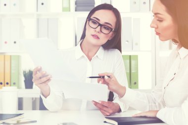 İki iş kadınları belgeyle çalışma