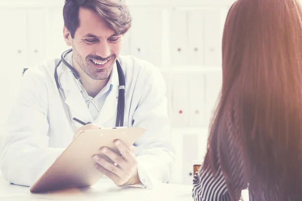 Médico sorridente e seu paciente bonito — Fotografia de Stock