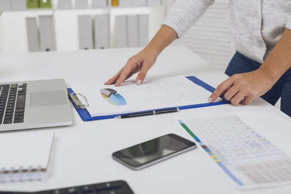 Affärskvinna arbetar med ett diagram på bord — Stockfoto