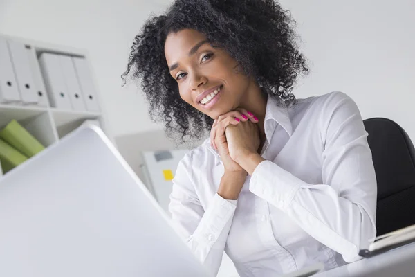 Smiling young woman in empty office looking at the camera — Stock Photo, Image