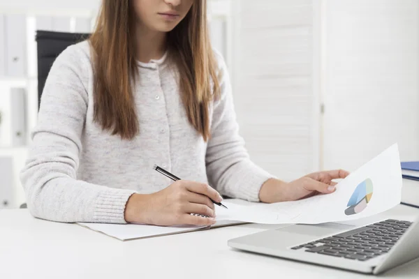 Frau mit Kuchendiagramm im Amt — Stockfoto