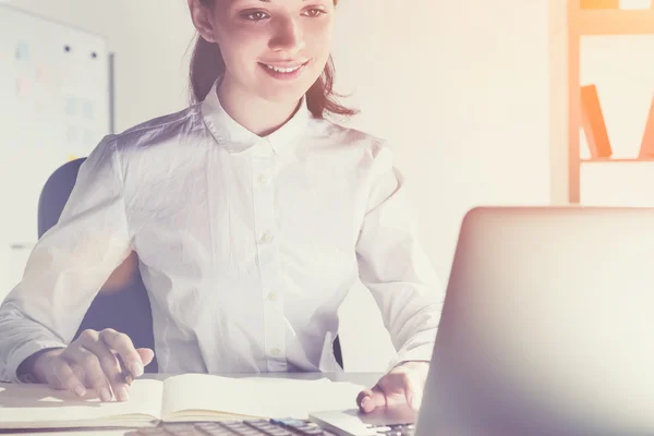 Jovem e bonita menina e laptop — Fotografia de Stock