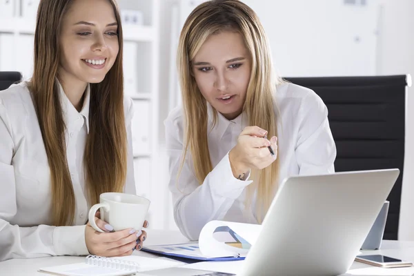 Två affärskvinnor diskuterar arbeta i office — Stockfoto