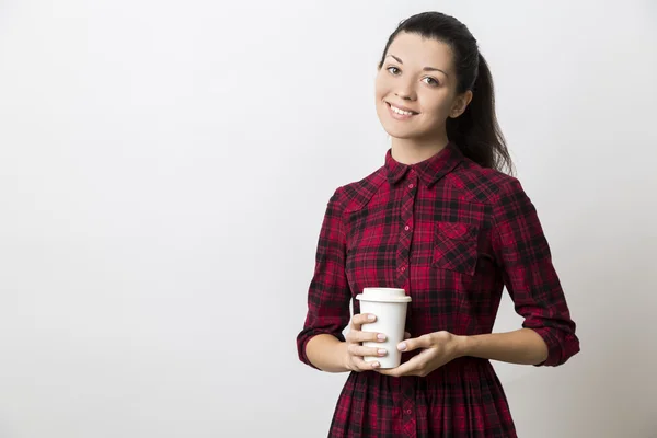 Mujer en vestido a cuadros con taza de café — Foto de Stock