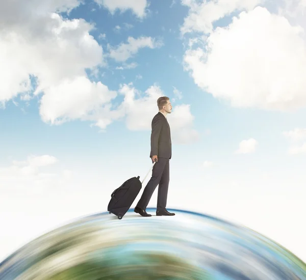 Uomo d'affari con valigia in giro per il mondo con il cielo — Foto Stock