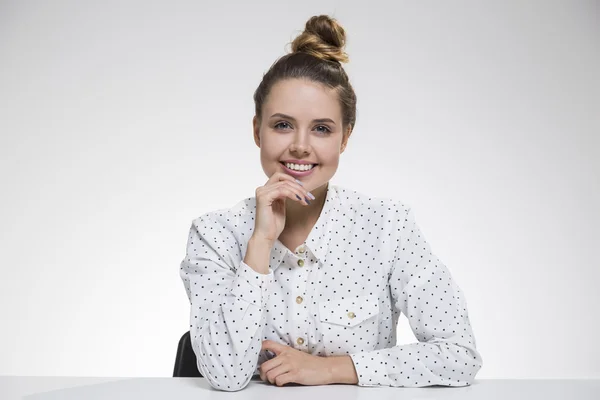 Flicka i polka skjorta ger ett brett leende — Stockfoto