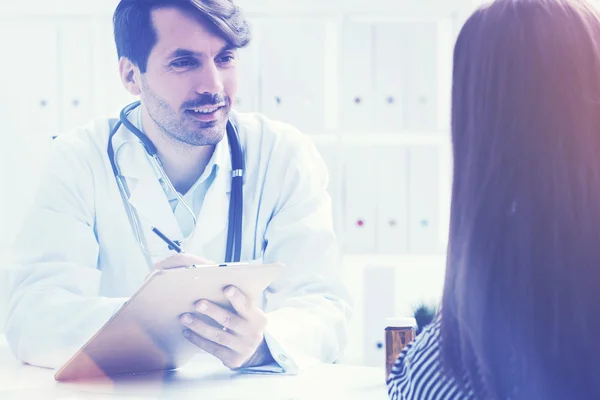 Médico masculino e paciente do sexo feminino — Fotografia de Stock