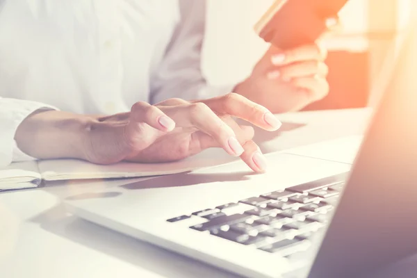 Woman and touchpad — Stock Photo, Image