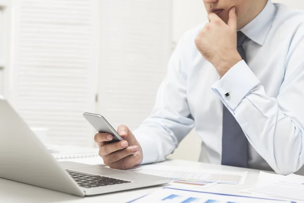 Man bezig met het noemen van zijn zakenpartner — Stockfoto