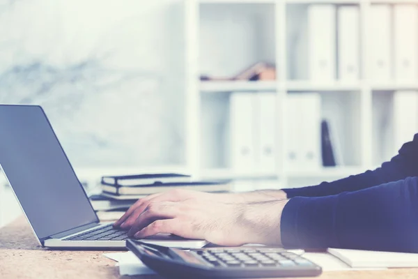 Accountant using mockup laptop, toned — Stock Photo, Image