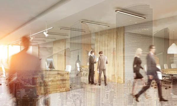 Cityscape modern ahşap ofiste çalışan insanlar — Stok fotoğraf