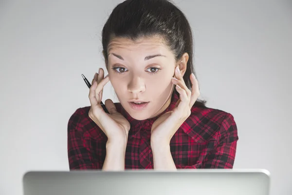 Närbild av stressad kvinna i röd rutig klänning — Stockfoto