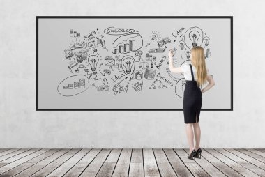 Sarışın kadın iş skeçler Beyaz tahtada çizim