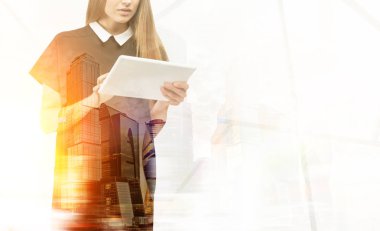 Tablet güneşli city karşı olan kadın