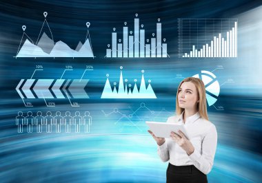 Tablet ve mavi grafikler ile kız