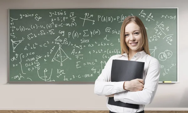 Enseignant avec dossier noir dans une salle de classe — Photo