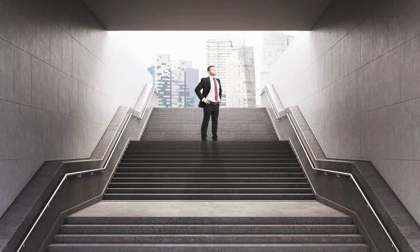 Бизнесмен на лестнице — стоковое фото