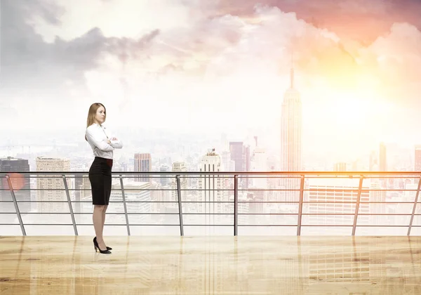 Blond woman on her balcony in New York — Stock Photo, Image