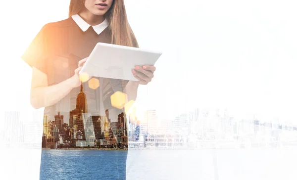 Mujer con tablet y paisaje urbano — Foto de Stock