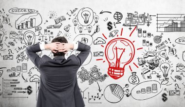 Başlangıç simgeleri ve kırmızı ışık ampul kroki bakarak işadamı