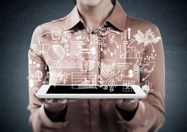 Tablet ve başlangıç kroki kadınla 