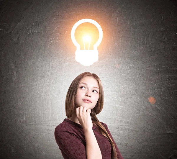 Donna con capelli intrecciati e lampadina luminosa — Foto Stock