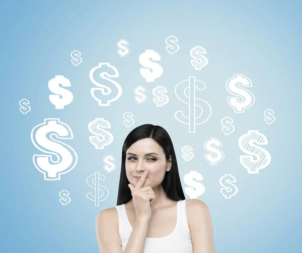 Frau mit schwarzen Haaren gegen blaue Wand mit Dollarzeichen — Stockfoto