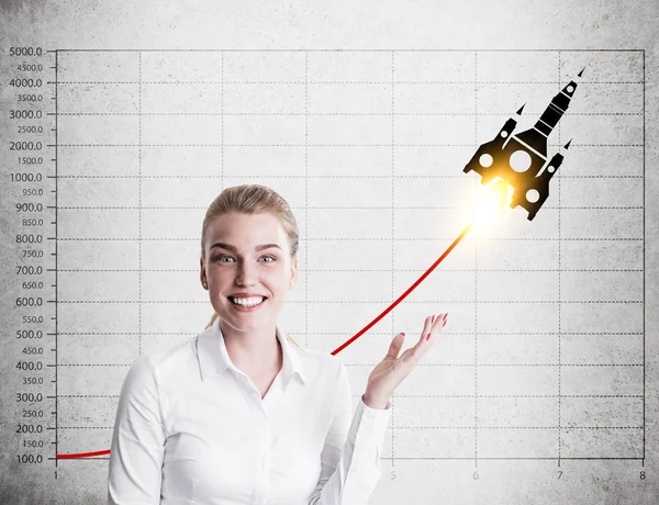 Kvinna visar en raket skiss och en graf — Stockfoto
