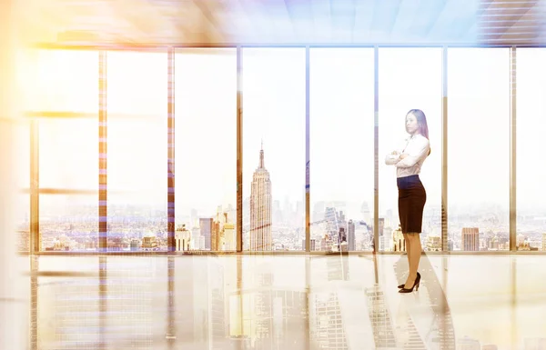 Blond kvinna i tomma kontor i New York — Stockfoto