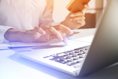 Touchpad kullanarak kadının elleri