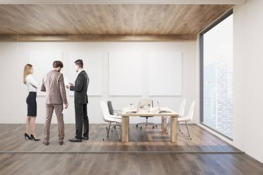 Dört poster ile konferans salonunda konuşurken iş adamları