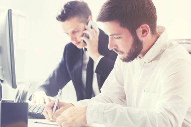 Sakallı adam telefonda onun colleauge ofiste