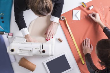 İki kadın dikiş Üstten Görünüm.