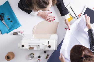 Beyaz malzeme tutan kadın Üstten Görünüm