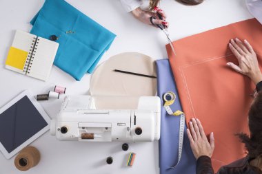 Kadın kesme malzeme onun meslektaşım tutuyor