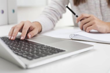 Kadının elleri kalem ile