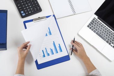 Kadın grafik analiz ediyor