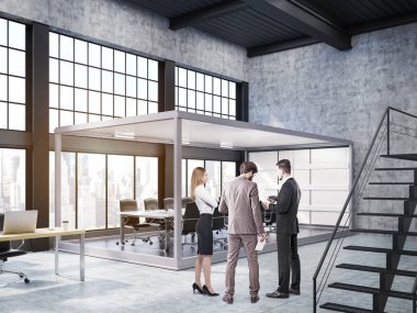 Akvaryum toplantı salonu ile açık ofis önünde duran insanlar