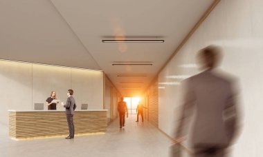 Resepsiyonist, kardeşi yaklaşan konuşan adam