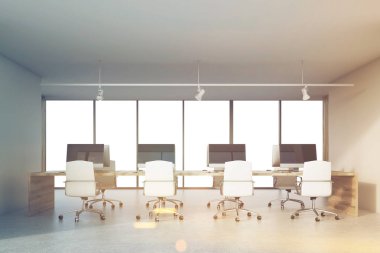 Office, tonda masasında dört bilgisayar