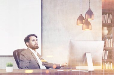 Sakallı Ceo ile kitap rafı, ofisinde tonda