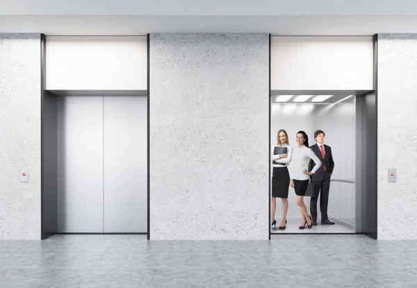 Persone in piedi in ascensore, il secondo è chiuso — Foto Stock