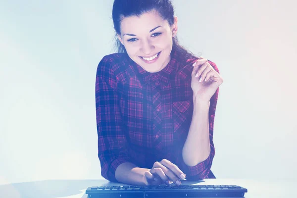 Mujer con camisa roja en un chat — Foto de Stock