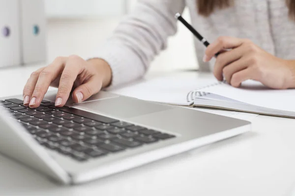 Frauenhände mit Stift — Stockfoto