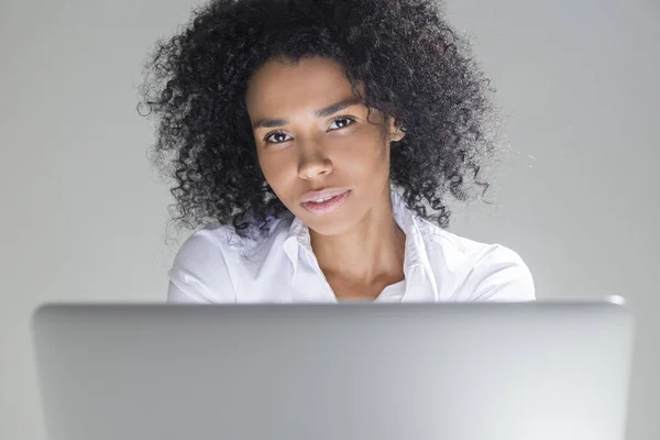 Portrait of gorgeous African girl in office — Stock Photo, Image