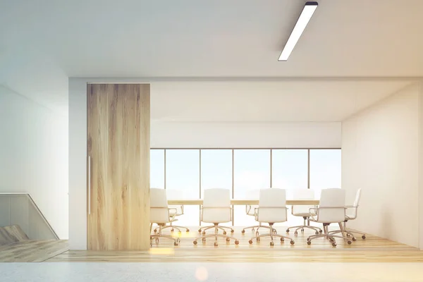 Vista frontal de la sala de conferencias con puerta de madera, tonificada — Foto de Stock