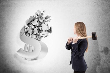 Balyoz kadınla dolar işareti gürültüyle çarpmak